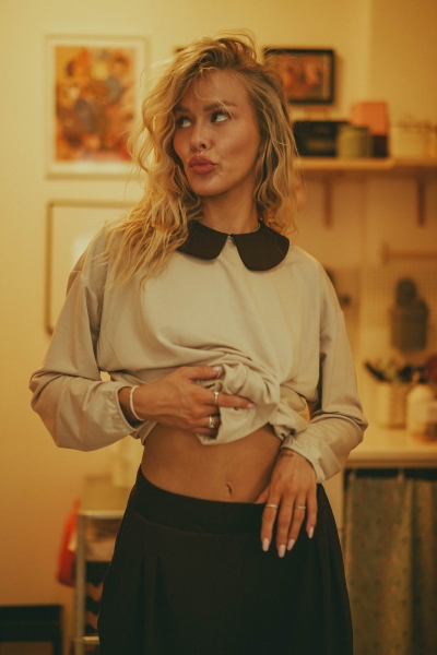 Bluza z kołnierzykiem DATE NIGHT Sand